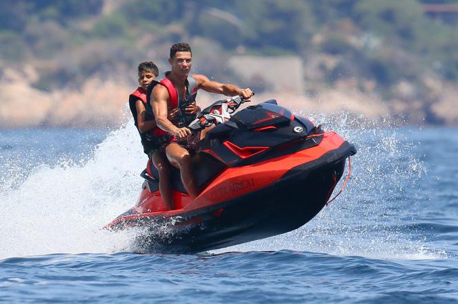Cristiano Ronaldo z synem na skuterze wodnym