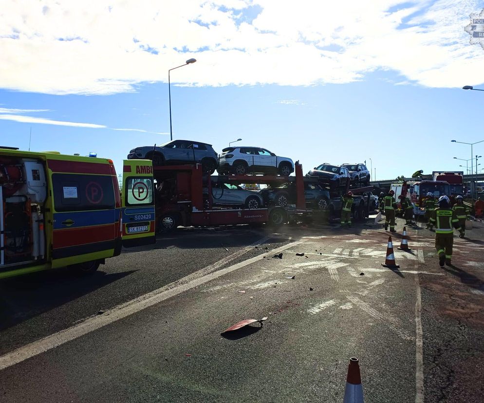 Wypadek na autostradzie A4. Laweta zderzyła się z ciężarówką. Ogromne utrudnienia