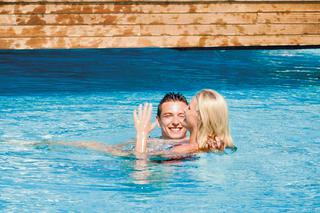 Artur Sobiech i Bogna Dybul pławią się w basenie przed Euro 2012 ZDJĘCIA