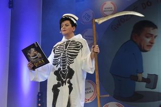 Senyszyn w dziwnych kreacjach