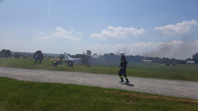 Uszkodzony samolot i awaryjne lądowanie! Ogromna akcja służb na lotnisku