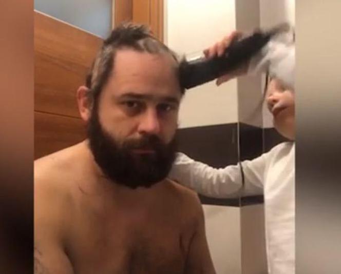 Córka strzyże swojego tatę. Robi to jak profesjonalistka! To WIDEO skradnie wasze serce
