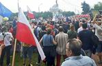 Protestujący na święcie policji w Legionowie