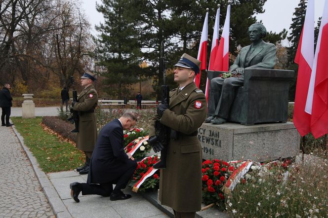 Warszawa. Prezydent Andrzej Duda złożył wieńce przed pomnikami Ojców Niepodległości