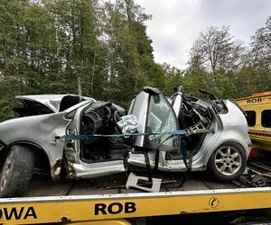 4 osoby zginęły w potwornej kraksie. Z auta został tylko wrak