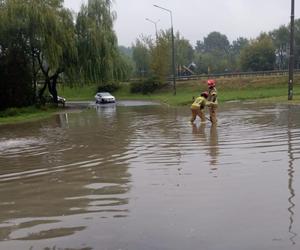 Podtopienia, zalane ulice, interwencje straży w Świętokrzyskiem! Trwają intesywne opady deszczu. Raport z regionu