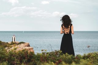 Tego lata postaw na czarną sukienkę na ramiączkach. Podpowiadamy, jak nosić ją na wiele sposobów