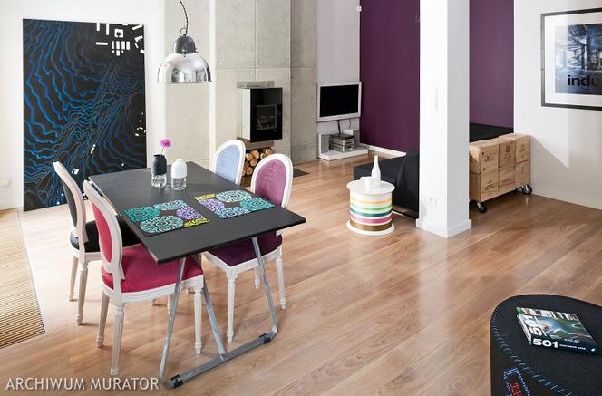 Salon z fioletową ścianą