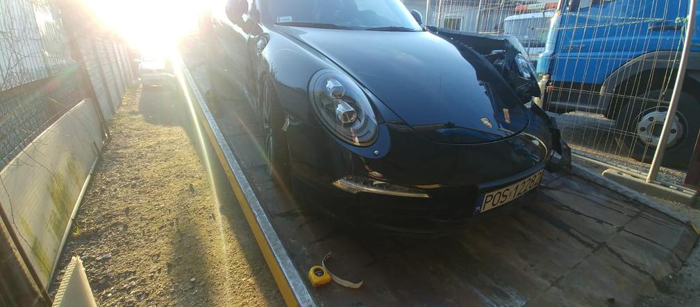 Pracownik myjni rozbił Porsche 911