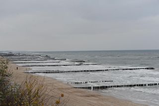 Zimne lato 2025. Katastrofa wakacyjna nad morzem i na Mazurach. Pustki w kurortach