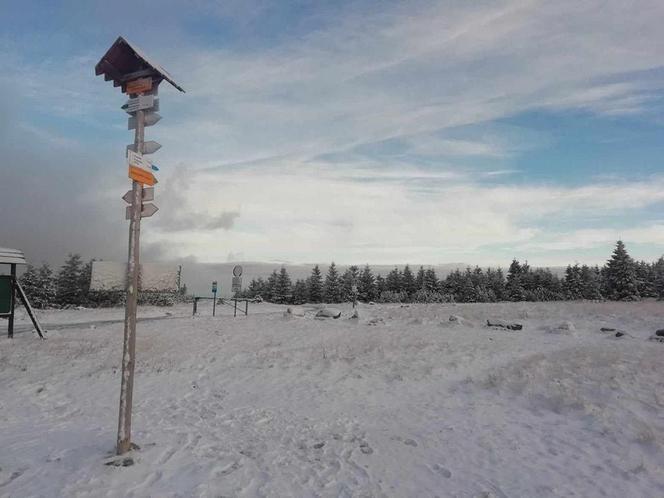 Śnieg i lód na górskich szlakach w Karkonoszach. Apelują o ostrożność