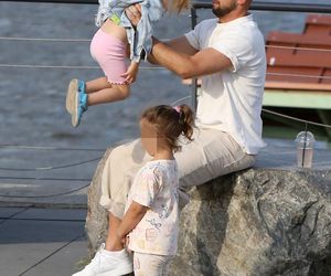 Maciej Pela z córeczkami nad Wisłą