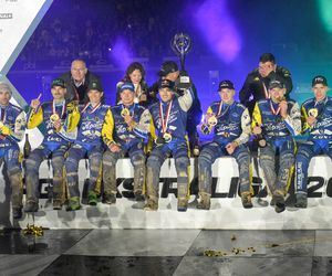 Ceremonia wręczenia trofeum po finale PGE Ekstraligi. Tak cieszył się PRES Toruń!