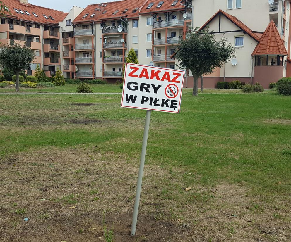 Na osiedlu Rejtana w Lesznie pojawiły się nowe tabliczki – „Zakaz gry w piłkę” 