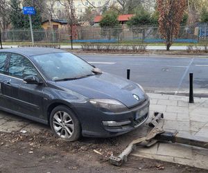 Samochód porzucony na chodniku przy ul. Odyńca 