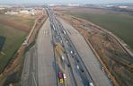 Potężny chaos na autostradzie A2. Na jezdnię i auta wysypały się tony piachu. Korek ma ponad 10 km