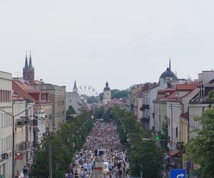 Boże Ciało 2024. Tłumy wiernych przeszły w procesji ulicami Białegostoku