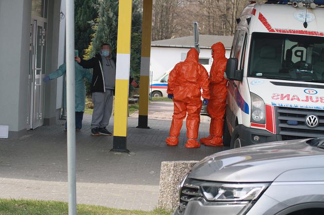 Warmińsko-mazurskie: Pacjent chory na koronawirusa zmarł w karetce!