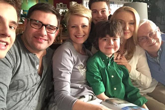 Rodzinka.pl 6 sezon. Małgorzata Kożuchowska z synem Janem na planie serialu. Aktorka nie chciała wracać do pracy po porodzie