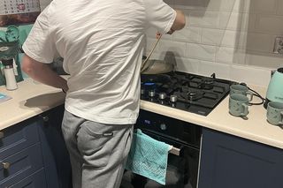 Koledzy niechcący powiesili Kubę. Tragiczny finał zabawy. Nastolatek walczy o powrót do zdrowia