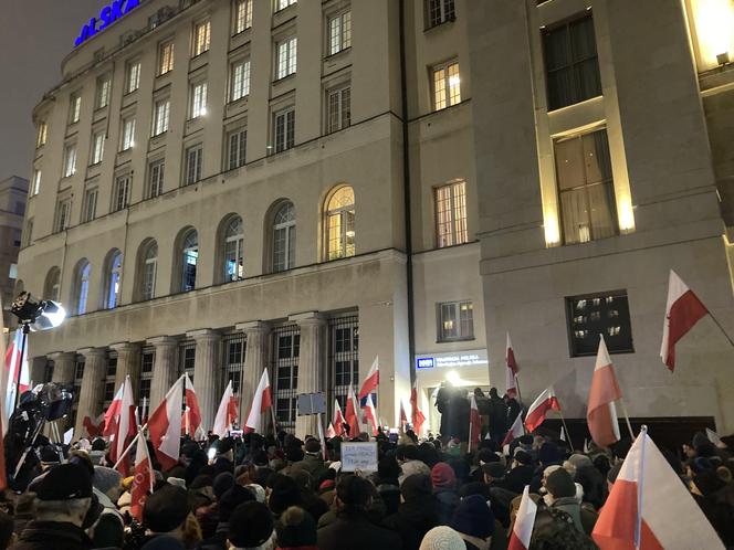 Przed siedzibą TVP odbył się protest. Uczestnicy skandowali "Wolne media!"