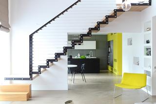 Balustrada schodów w nowoczesnym salonie