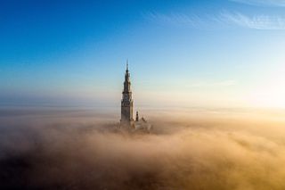 Jasna Góra jak samotny okręt we mgle. Wyjątkowe zdjęcia