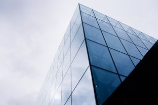 Quantum Glass, czyli szyby produkujące prąd. Polska firma uruchomiła ich produkcję