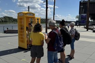 Żółta budka telefoniczna nad Wisłą