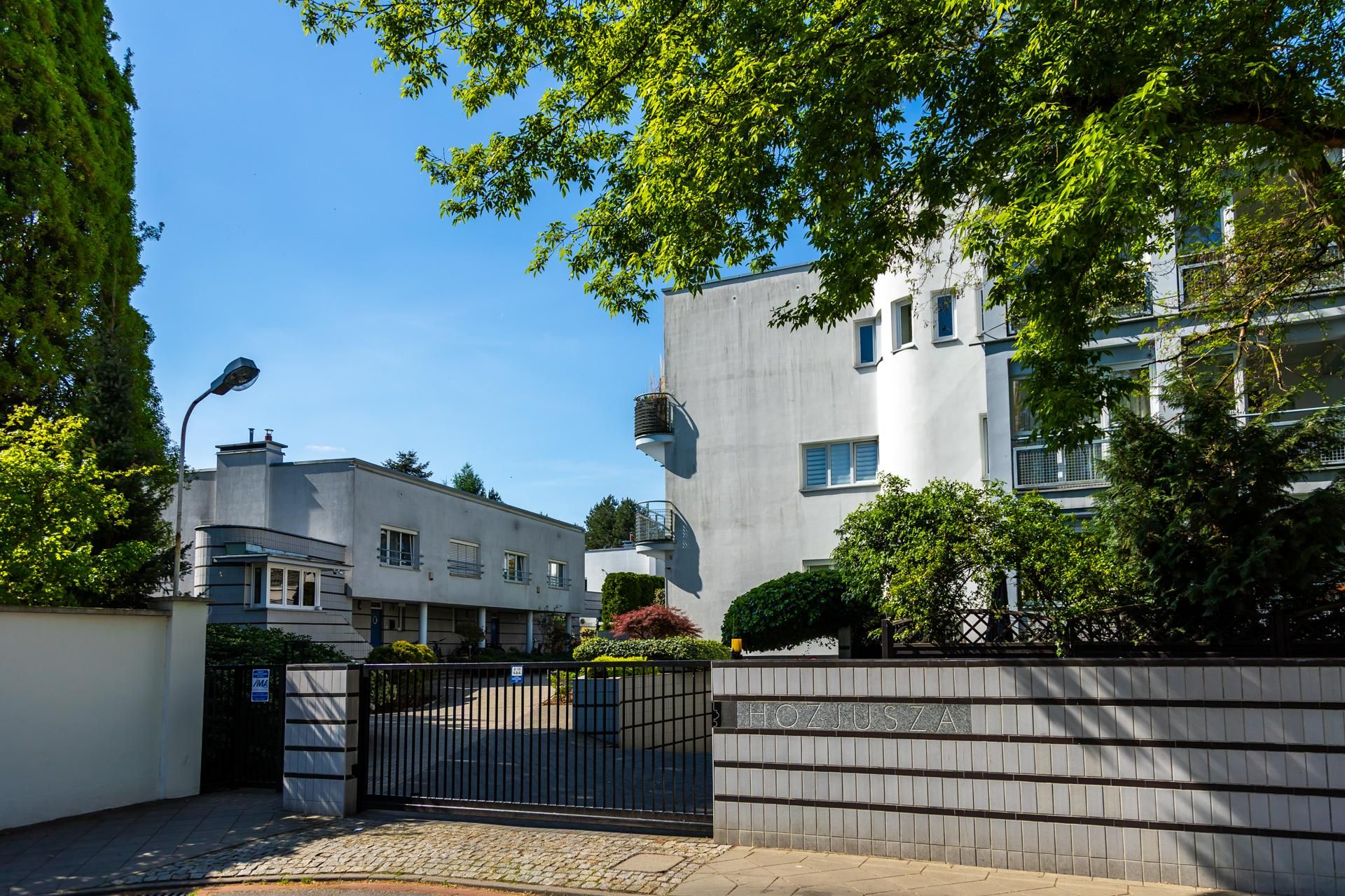 Osiedle przy Hozjusza w Warszawie z lat 90. Projekt: JEMS