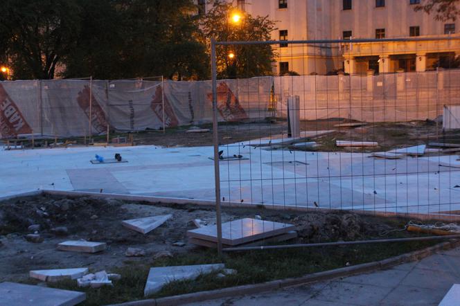 Pomnik smoleński w Łodzi: wdeptana szachownica.