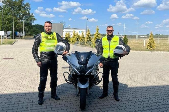 Pożar na polu uprawnym w Przybranowie. Policjanci uratowali kobietę