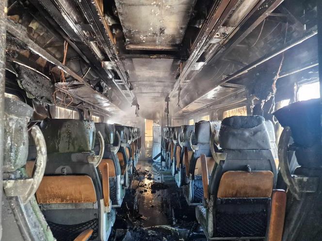 Ogień w pociągu Kolei Mazowieckich. Ogień i dym widać było z daleka
