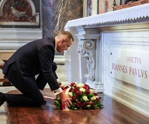 Prezydent Karol Nawrocki wraz z małżonką Martą i dwójką dzieci przybyli w piątek do Watykanu, gdzie zostali przyjęci na audiencji przez papieża Leona XIV