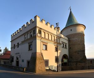 To jeden z najpiękniejszych domów w Małopolsce. Kiedyś był dworem obronnym, dziś zachwyca turystów