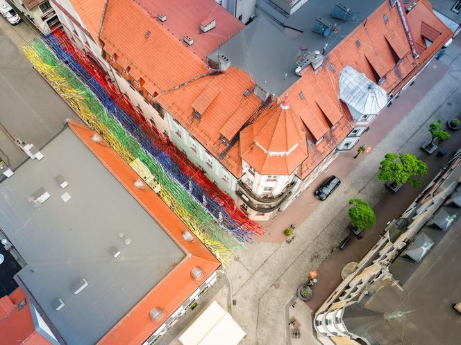 Nad ul. Bankową w Pszczynie zawisły kolorowe wstążki