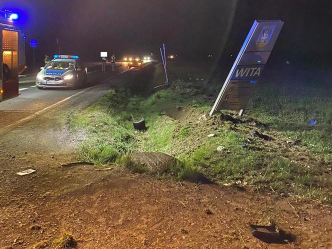 Niebezpieczne manewry na drogach. Kraksa w Lesznie i dachowanie pod miastem