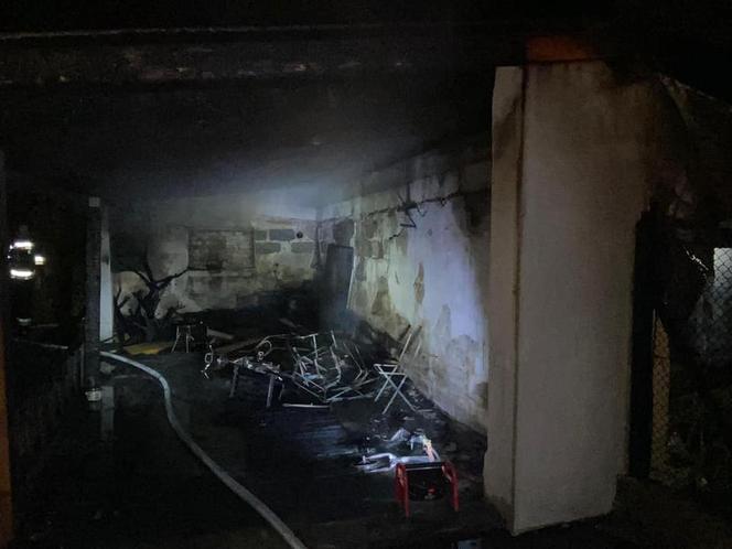 Nocny pożar w Toruniu. Ogień w garażu i budynku gospodarczym