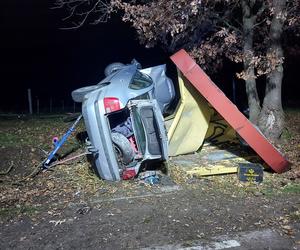 Przerażające zdjęcia z miejsca wypadku w pow. opolskim. Auto całkowicie zniszczyło przystanek