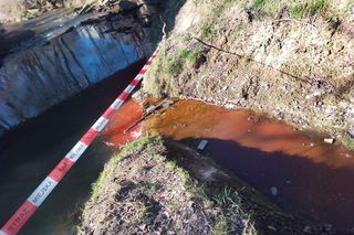 Woda w potoku Wątok w Tarnowie zmieniła kolor na czerwony. Policja prowadzi śledztwo