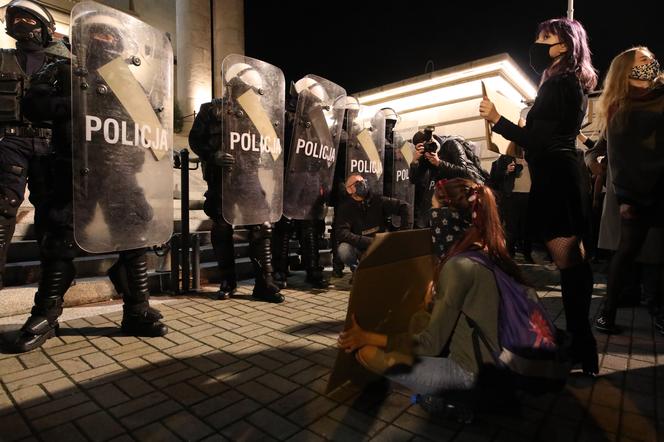 Strajk kobiet w Katowicach: Wyszedł do policji z kwiatami. Reakcja wzrusza!