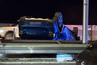 Auto rosyjskiej ambasady dachowało w Warszawie! Odłamki uszkodziły inne pojazdy