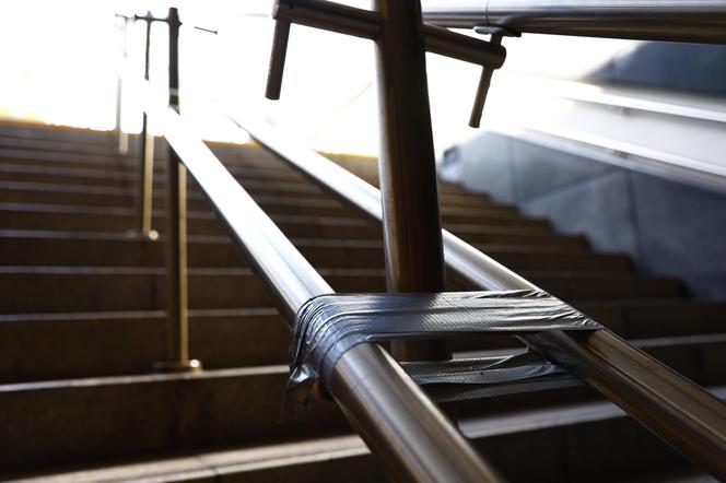 Metro Centrum Nauki Kopernik – poręcz sklejona taśmą klejącą