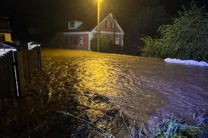 Ustroń pod wodą po nocnej ulewie. Po północy wylał potok Młynówka. Pod wodą wiele ulic i domów