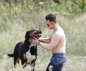 Poseł kąpał się z psem