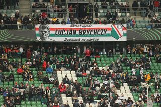 Ciarki przechodzą, jak pożegnano Lucjana Brychczego przed meczem Legia - Lugano. Specjalne wykonanie utworu Elvisa Presleya