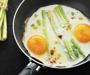 Zielone śniadanie ze smakiem – szparagi z jajkiem sadzonym