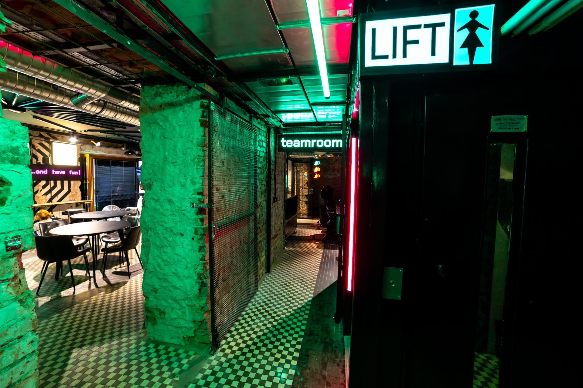 Pub H.4.0.S. Warszawa – widok w stronę teamroomu