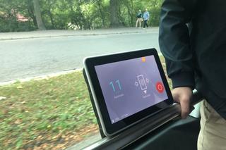 Choć pojazdem, który poruszać się będzie po zaprogramowanej wcześniej trasie, sterować będzie komputer, to na pokładzie busa obecny będzie operator, który zareaguje w sytuacji kryzysowej. 