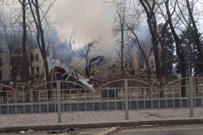 Mariupol: Rosjanie zbombardowali teatr. Z góry dobrze widoczne były napisy dzieci